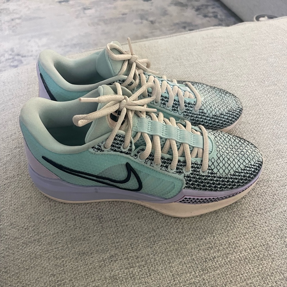 Nike Women’s Sabrina Basketball shoes